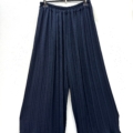 Pantalon jupe culotte plissée bleu marine à larges plis, présenté sur un cintre noir sur fond blanc. Mode Grande taille