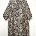 Une robe fluide manches bouffantes imprimée animalier est présentée sur un cintre noir. Mode Grande taille