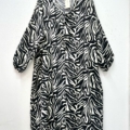 Robe fluide à manches bouffantes avec imprimé animalier noir et blanc, suspendue sur un cintre noir. Mode Grande taille