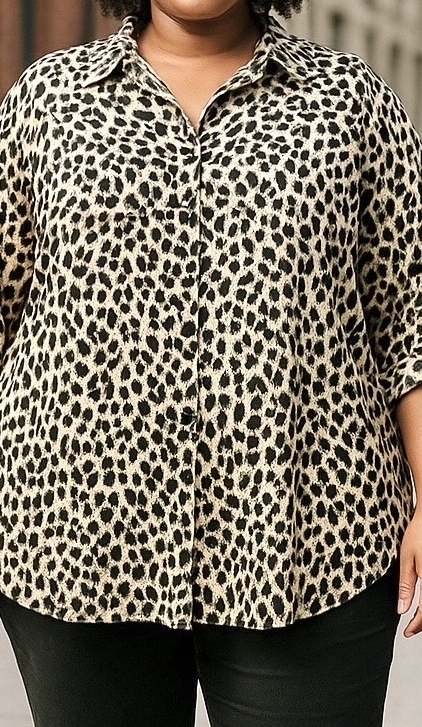 Une personne portant une Chemise imprimée animalier et un pantalon noir se tient sur un trottoir de la ville. Mode Grande taille