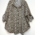 Chemise imprimée animalier à manches longues et coupe ample, boutonnée sur le devant et présentée sur un cintre noir. Mode Grande taille
