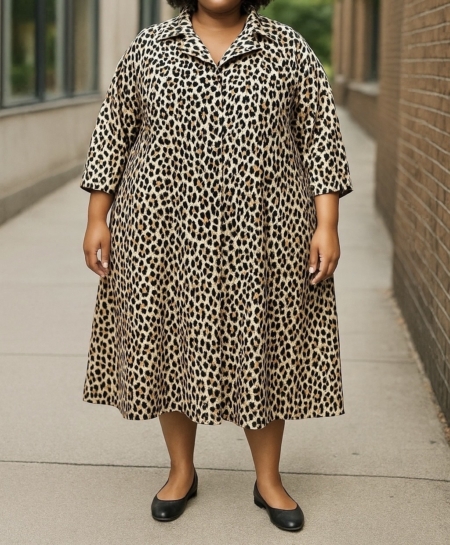 Personne portant la Robe chemise imprimée animalier et des chaussures plates noires, debout sur un trottoir de la ville. Mode Grande taille