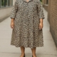 Personne portant la Robe chemise imprimée animalier et des chaussures plates noires, debout sur un trottoir de la ville. Mode Grande taille