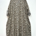 Robe chemise longue et ample imprimée animalier avec un motif léopard, présentée sur un cintre noir sur fond blanc. Mode Grande taille
