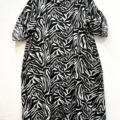 Robe chemise imprimé animalier, coupe ample avec motif zèbre noir et blanc, présentée sur un cintre sur fond blanc. Mode Grande taille