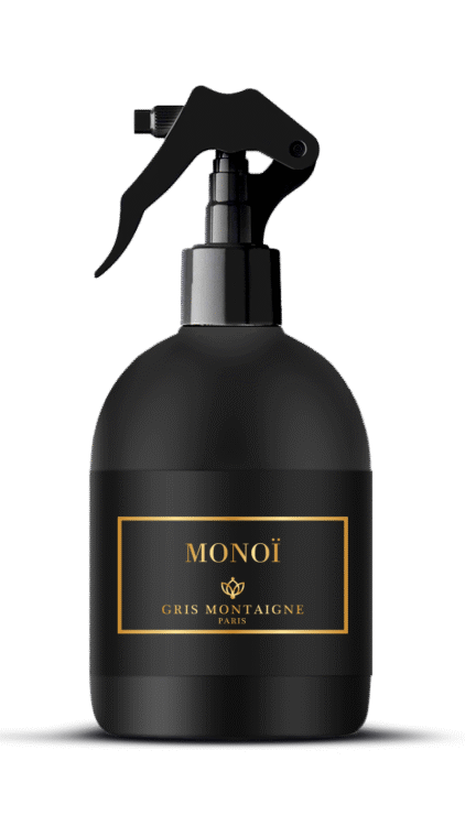 Flacon pulvérisateur noir étiqueté "MONOÏ Gris Montaigne Paris" avec une étiquette rehaussée d'or sur fond blanc. Mode Grande taille