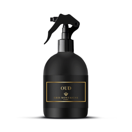 Flacon pulvérisateur de Désodorisant Textile Oud - Gris Montaigne Paris 250ml de couleur noire avec des accents dorés, représenté sur un fond blanc. Mode Grande taille