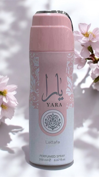 Vaporisateur parfumé Déodorat Yara Rose avec un motif floral, au milieu de branches de cerisiers en fleurs. Mode Grande taille