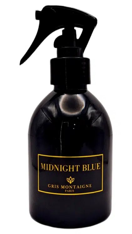 Un flacon pulvérisateur noir étiqueté "Spray Textile Midnight Blue 250ml - Gris Montaigne Paris" avec un texte doré sur le devant. Mode Grande taille