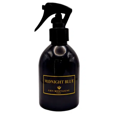 Un flacon pulvérisateur noir étiqueté "Spray Textile Midnight Blue 250ml - Gris Montaigne Paris" avec un texte doré sur le devant. Mode Grande taille