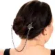 Femme aux cheveux noirs coiffés en chignon, ornés de l'épingle à cheveux épine de rose en argent et de chaînes drapées noires et argentées. Mode Grande taille
