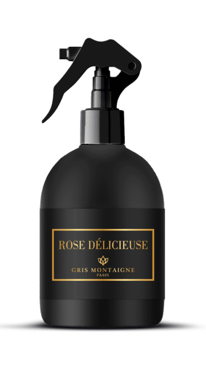 Flacon pulvérisateur noir étiqueté "Rose Délicieuse, Gris Montaigne Paris" avec des accents dorés sur l'étiquette. Mode Grande taille