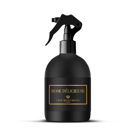 Flacon pulvérisateur noir étiqueté "Rose Délicieuse, Gris Montaigne Paris" avec des accents dorés sur l'étiquette. Mode Grande taille