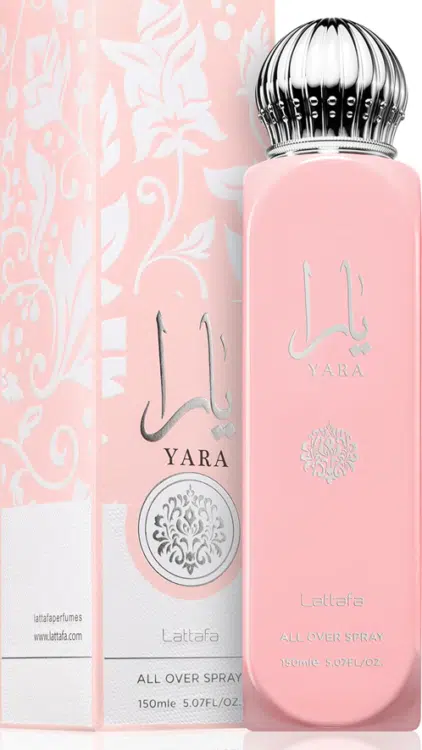 Le Spray corporel Yara rose Lattafa se présente sous la forme d'un flacon rose avec un bouchon argenté, à côté de son coffret décoratif assorti. Mode Grande taille