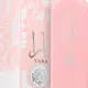 Le Spray corporel Yara rose Lattafa se présente sous la forme d'un flacon rose avec un bouchon argenté, à côté de son coffret décoratif assorti. Mode Grande taille