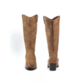 Une paire de Bottes Santiag mollets larges 2XL Irina taupe de Gabylou, une botte tournée vers l'avant et l'autre présentant la fermeture éclair latérale et le talon. Mode Grande taille