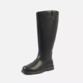 Les Bottes cavalières mollets larges 3XL Lise - Gabylou sont des bottes d'équitation hautes et simples de couleur noire, avec un talon bas, un design uni et un bout arrondi, sur fond blanc. Mode Grande taille