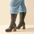 Personne portant des Bottes à talons mollets larges 3/4XL Manon-Gabylou avec un jean bleu à revers. Mode Grande taille