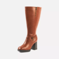 Bottes à talons mollets larges 3/4XL Manon-Gabylou : botte en cuir marron à hauteur du genou avec talon bloc, fermeture éclair latérale et bride décorative à la cheville avec boucle. Mode Grande taille