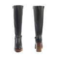 Les Bottes à talons mollets larges 3/4XL Manon- Gabylou sont dotées d'une tige noire au niveau du genou, de talons superposés marron, et sont présentées à l'avant et à l'arrière sur un fond blanc. Mode Grande taille