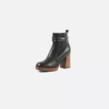 Bottines à talons 2XL Kim - Gabylou : bottines en cuir noir avec un talon en bois épais et une lanière décorative, sur fond clair. Mode Grande taille