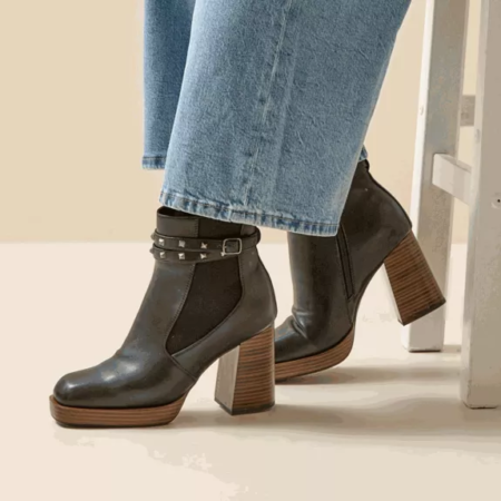 Bottines à talons 2XL Kim - Gabylou, portées avec un jean bleu, pieds posés sur un tabouret blanc. Mode Grande taille