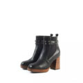 Bottines à talons 2XL Kim - Gabylou : bottines noires à talons massifs en bois, brides de cheville cloutées et panneaux latéraux élastiques sur fond blanc. Mode Grande taille