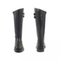 Les Bottes cavalières mollets larges 5/6XL Laure by Gabylou sont des bottes hautes en cuir noir avec des fermetures éclair latérales et des boucles, vues de face et de dos. Mode Grande taille