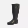 Bottes cavalières mollets larges 5/6XL Laure - Gabylou : bottes noires à hauteur de genou avec deux boucles décoratives près du haut, présentées sur un fond blanc uni. Mode Grande taille