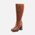 Les Bottes mollets larges 2XL Mélissa - Gabylou sont des bottes brunes à hauteur du genou, dotées d'un talon bloc épais, présentées sur un fond blanc uni. Mode Grande taille