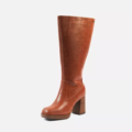 Les Bottes mollets larges 2XL Mélissa - Gabylou sont des bottes hautes de couleur marron, avec une finition texturée et un talon bloc épais, sur fond blanc. Mode Grande taille