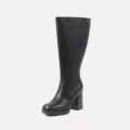 Les Bottes mollets larges 2XL Mélissa - Gabylou sont des bottes noires à hauteur du genou, dotées d'un talon bloc épais et d'une finition en cuir lisse, présentées sur un fond blanc uni. Mode Grande taille