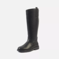 Une seule Bottes cavalières mollets larges Isabelle XL 6 Gabylou de couleur noire, arrivant au genou avec un talon bas, présentée sur un fond blanc uni. Mode Grande taille