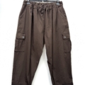 Pantalon cargo en coton super stretch avec taille à cordon, grandes poches latérales à rabat boutonné, suspendu sur un cintre noir. Mode Grande taille