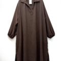 Robe col chemise fendue sur les côtés en marron, manches longues, col et fentes latérales, présentée sur un cintre noir. Mode Grande taille