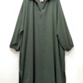 La "Robe col chemise fendue sur les côtés", une robe tunique ample à manches longues de couleur vert foncé, est suspendue à un cintre noir sur fond blanc. Mode Grande taille