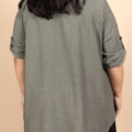 Une personne aux cheveux foncés est représentée de dos, portant une Chemise en viscose ample, de couleur vert olive, à manches longues. Mode Grande taille