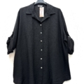 Chemise noire ample en viscose à manches retroussées et boutonnée sur le devant, présentée sur un cintre sur fond blanc. Mode Grande taille