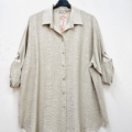 Chemise en viscose beige clair, manches longues partiellement retroussées, boutonnée et présentée sur un cintre. Mode Grande taille