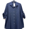 Chemise en viscose bleu marine à manches longues boutonnées, manches retroussées, présentée sur un cintre noir sur fond blanc. Mode Grande taille