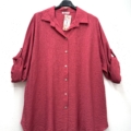 Chemise en viscose rouge à manches longues, ample et boutonnée, présentée sur un cintre sur fond blanc uni. Mode Grande taille