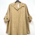 Chemise en viscose marron clair, coupe ample avec manches retroussées et boutonnage sur le devant, présentée sur un cintre sur fond blanc. Mode Grande taille