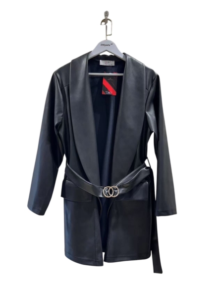Blazer en similicuir noir à manches longues, ouvert sur le devant, avec une ceinture à boucle double, sur cintre. Mode Grande taille