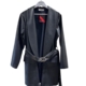 Blazer en similicuir noir à manches longues, ouvert sur le devant, avec une ceinture à boucle double, sur cintre. Mode Grande taille