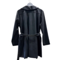 Trench-coat en faux cuir noir avec ceinture, suspendu sur un cintre, présenté de dos. Mode Grande taille