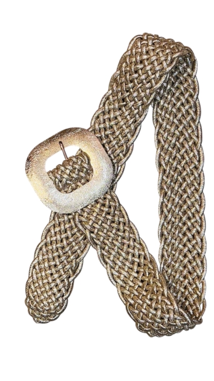 Ceinture tressée élastique beige avec boucle carrée, présentée en boucle sur fond blanc. Mode Grande taille