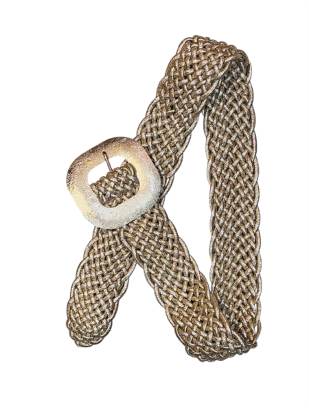 Ceinture tressée élastique beige avec boucle carrée, présentée en boucle sur fond blanc. Mode Grande taille