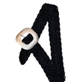 Ceinture tressée élastique noire avec une grande boucle carrée argentée, présentée sur fond blanc. Mode Grande taille