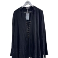 Blouse à laçage noir à manches longues et à laçage sur le devant, présentée sur un cintre blanc. Mode Grande taille