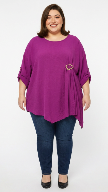 Blouse grande taille magenta col rond avec boucle dorée, portée par une femme ronde